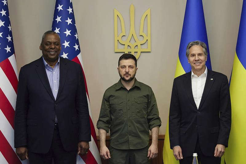 最新消息：美国国务卿和国防部长周日访问战火中的基辅，会晤乌总统泽伦斯基