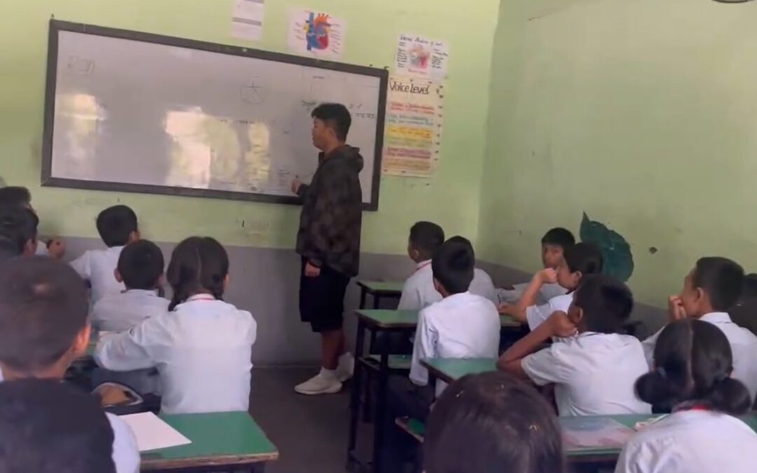 中国高二学生在尼泊尔教授外语的课堂实录 Chinese High School Student Teaching Foreign Language in Nepal – Classroom Documentary
