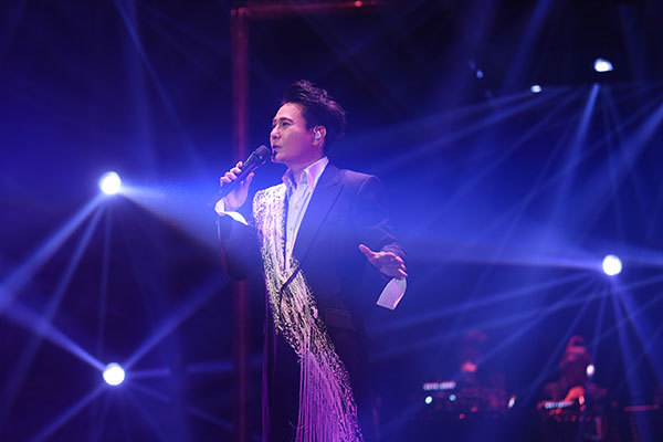 张信哲2025年10月31日多伦多开唱 经典金曲引爆万人现场