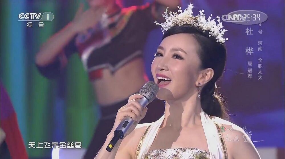 一曲《旗袍美人》惊艳海内外 歌唱家杜桦携手德行天下基金会共筑公益之路​